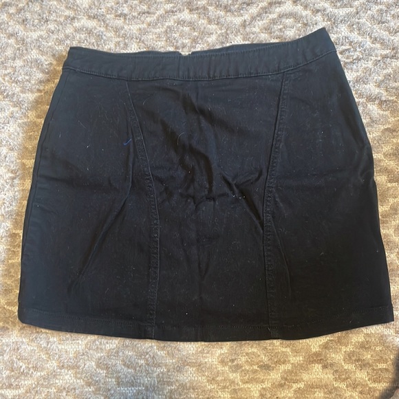 Skirt size 6 with zips on the front - Picture 2 of 2